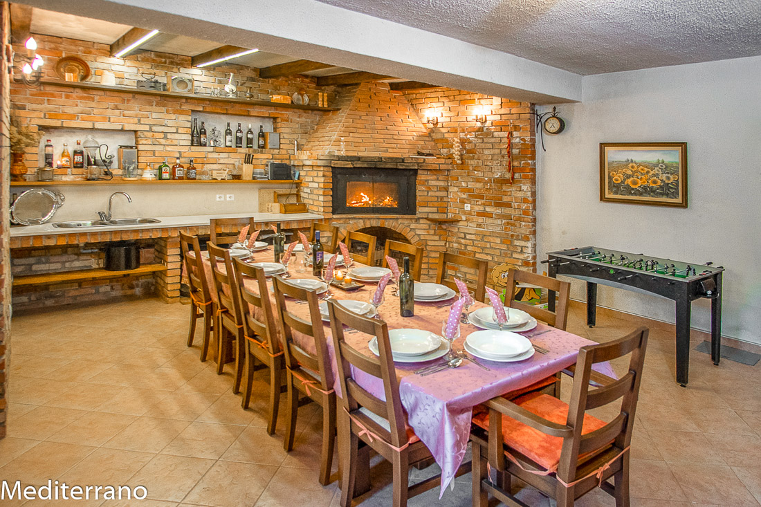 The tavern with table for 12 persons and a fireplace